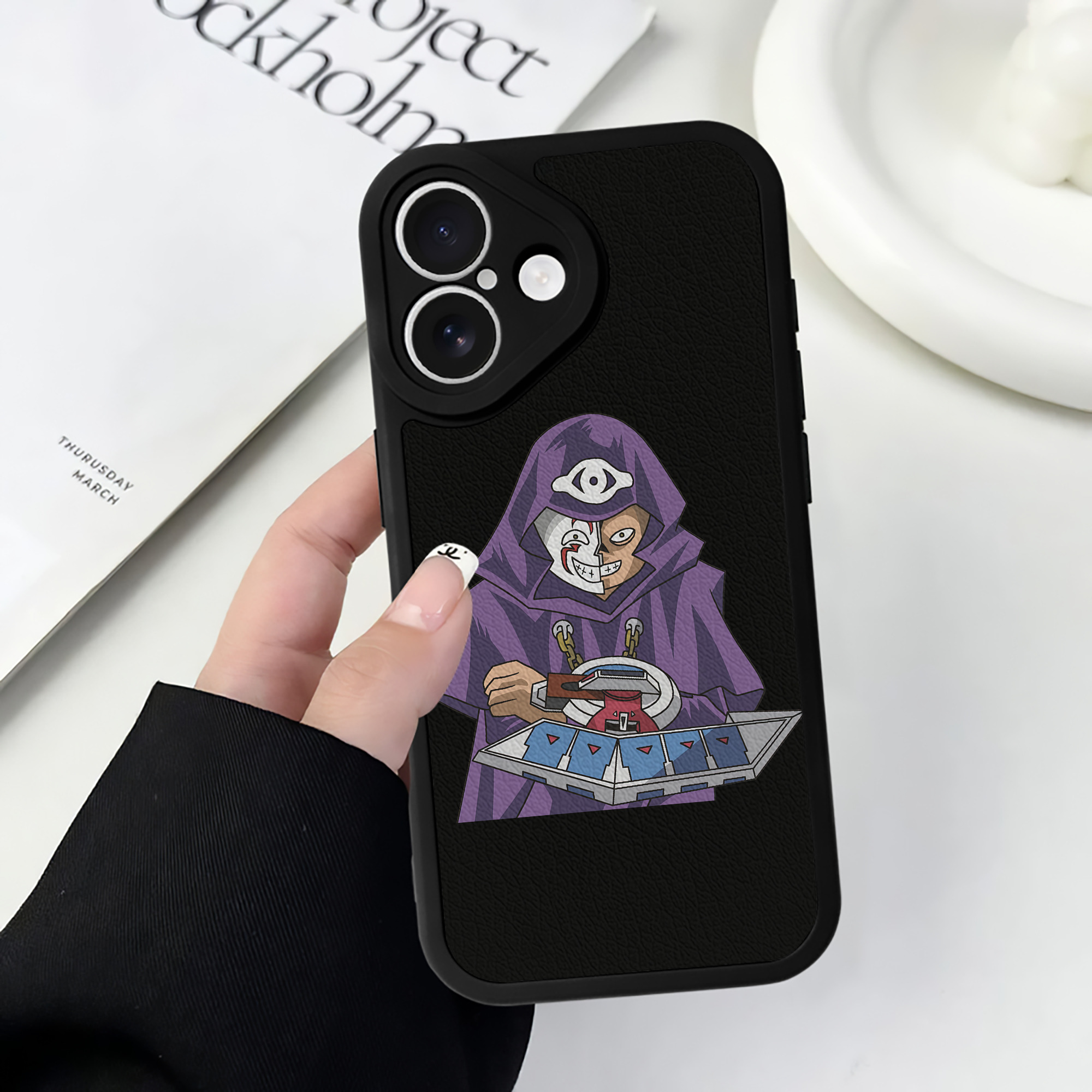 遊☆戯☆王 Yu-Gi-Oh! 【iPhone 16シリーズ対応】シリコンスマホケース（レザー調） 材質：シリコン